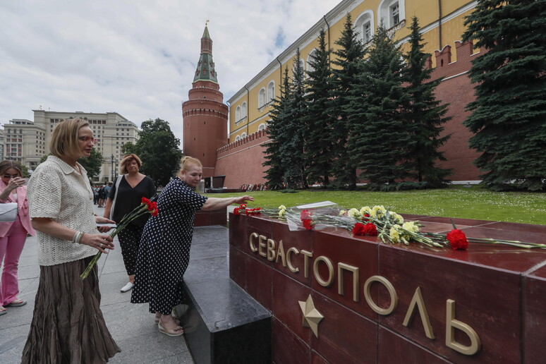 Homenagens em Moscou a vítimas de ataques em Sebastopol © ANSA/EPA