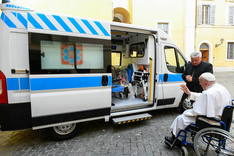 Francisco enviou ambulância para hospital de Ternopil - TODOS OS DIREITOS RESERVADOS