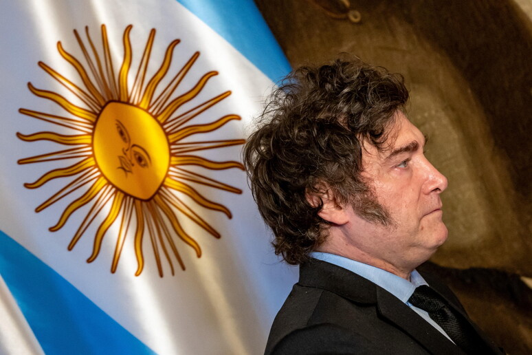 Javier Milei, presidente da Argentina, durante visita a Praga © ANSA/EPA