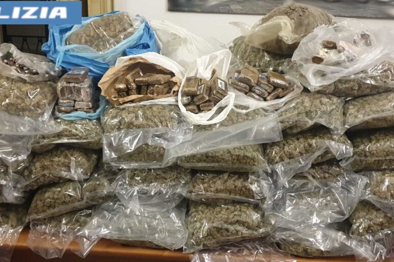 Oltre 61 kg di droga in auto in disuso, arrestato spacciatore - RIPRODUZIONE RISERVATA