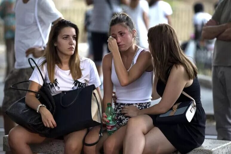 Grupo de jovens em ponto de ônibus (foto de arquivo) - TODOS OS DIREITOS RESERVADOS