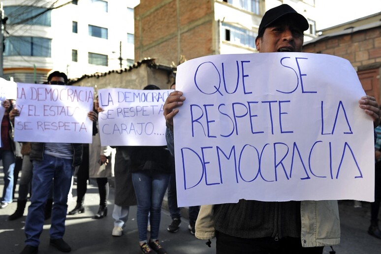 Manifestantes pedem  'respeito à democracia ' na Bolívia © ANSA/AFP