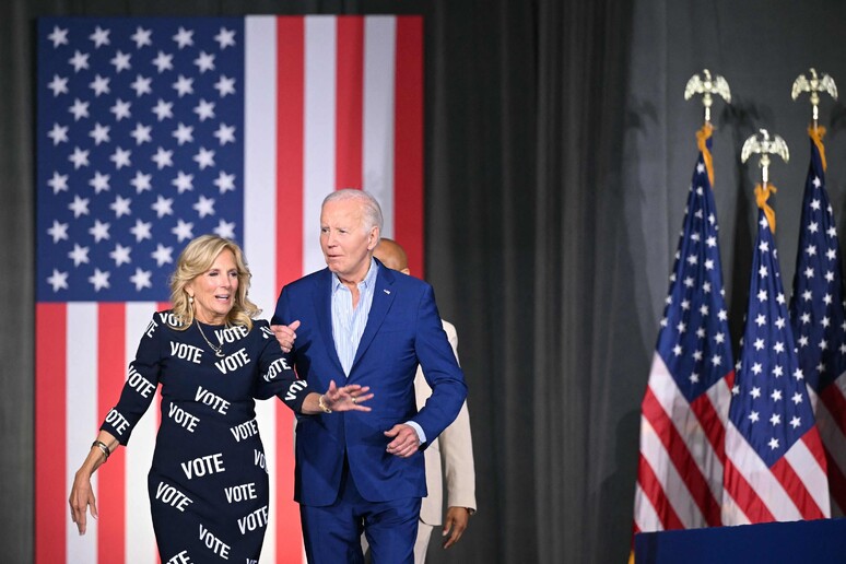 Jill e Joe Biden em comício na Carolina do Norte após debate © ANSA/AFP