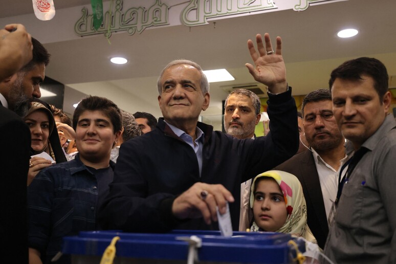 Candidato reformista vota em colégio eleitoral © ANSA/AFP