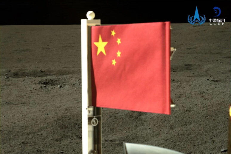 Bandeira da China levada à Lua pela sonda Chang 'e-6 © ANSA/EPA