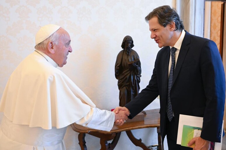 Haddad também entregou ao líder da Igreja Católica um livro do ex-deputado federal Gabriel Chalita © ANSA/Servizio Fotografico/Vatican Media