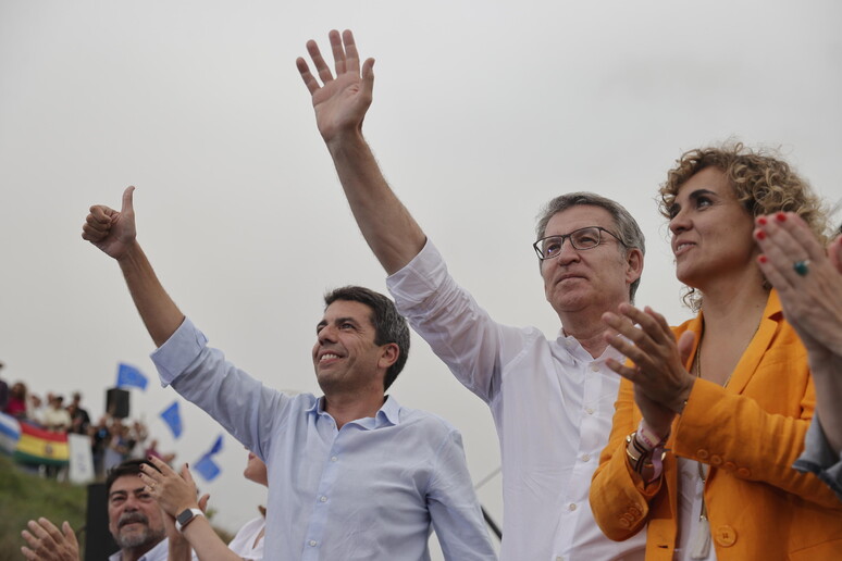 Carlos Mazón (à esquerda) durante comício em Valência, em junho de 2024 © ANSA/EPA