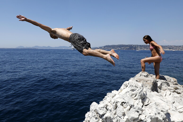 Homem mergulha no Mediterrâneo em Antibes, sul da França © ANSA/EPA