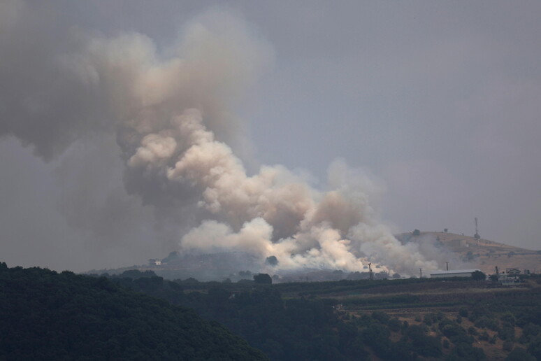 Ataques atingiram estruturas e causaram incêndios nas áreas de Manara, Yir 'on e Yiftach © ANSA/EPA