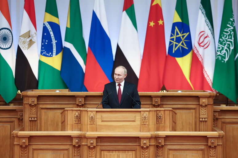 Vladimir Putin durante fórum parlamentar do Brics, em São Petersburgo © ANSA/EPA