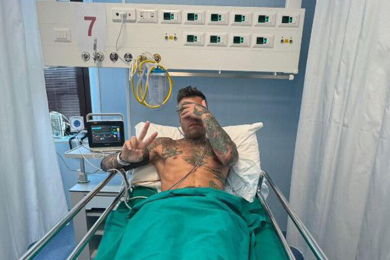 Foto publicada por Fedez em cama de hospital em Milão - TODOS OS DIREITOS RESERVADOS