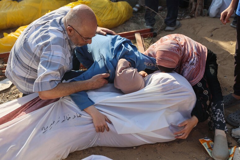 Palestinos choram morte de parente em ataque de Israel na Cidade de Gaza © ANSA/AFP