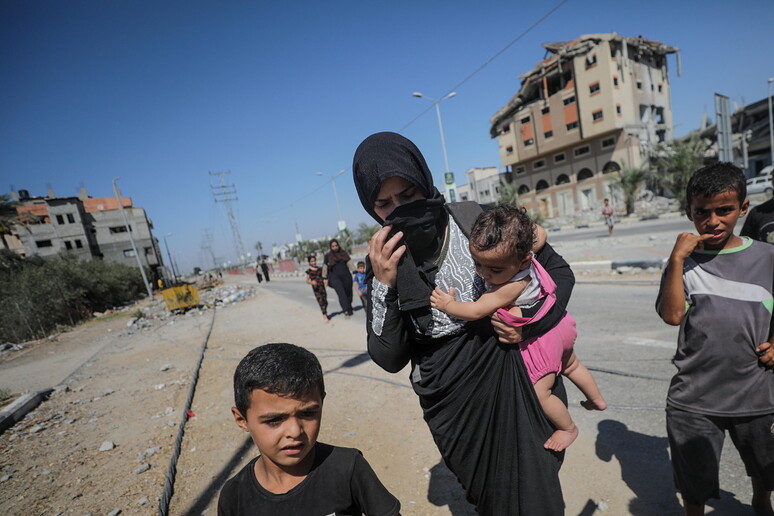 Palestinos se dirigem ao sul de Gaza em meio a ataques de Israel no norte do enclave © ANSA/EPA