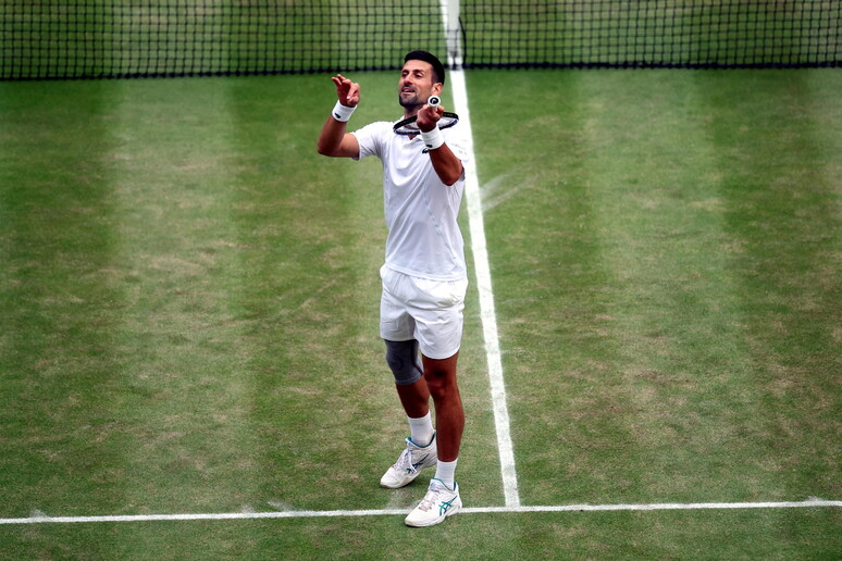 Djokovic celebrando sua vitória em cima de Musetti © ANSA/EPA