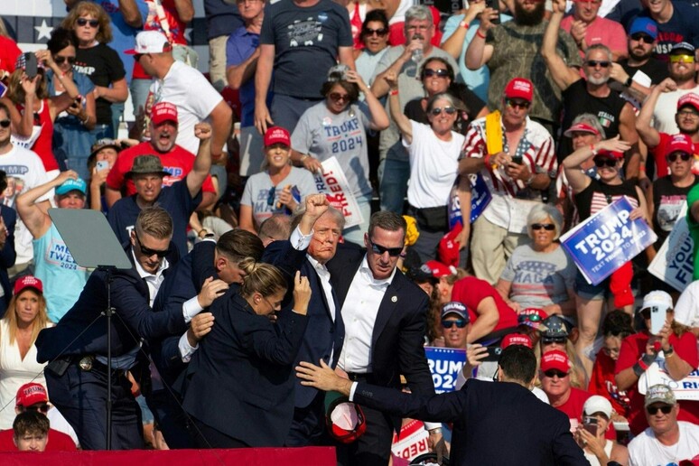 Trump é cercado por agentes após sofrer ataque em comício © ANSA/AFP