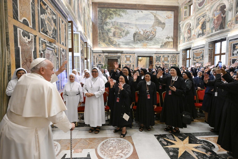 Papa recebeu diversos membros de congregações religiosas no Vaticano © ANSA/EPA