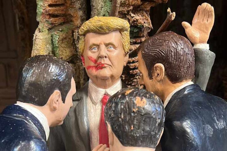 Nella via dei presepi di Napoli la statuina di Trump sanguinante - TODOS OS DIREITOS RESERVADOS
