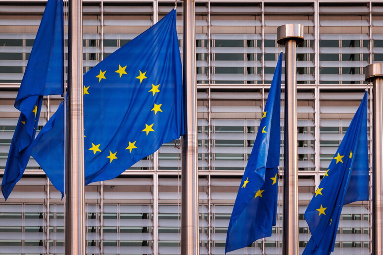 Ue, bandiere davanti alla sede della Commissione europea - RIPRODUZIONE RISERVATA