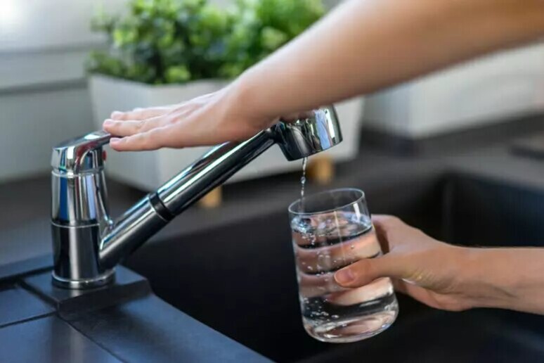 El agua corriente que llega a los hogares italianos es de excelente calidad. - TODOS LOS DERECHOS RESERVADOS