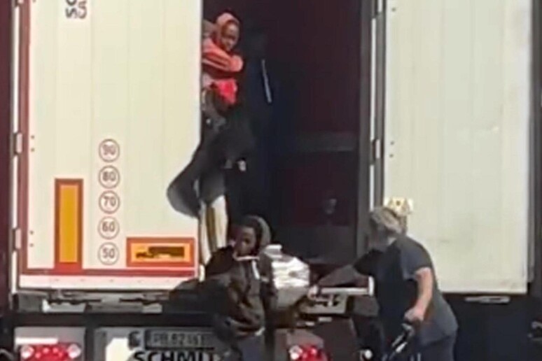 Frame de vídeo mostra homem agredindo imigrantes na Itália - TODOS OS DIREITOS RESERVADOS