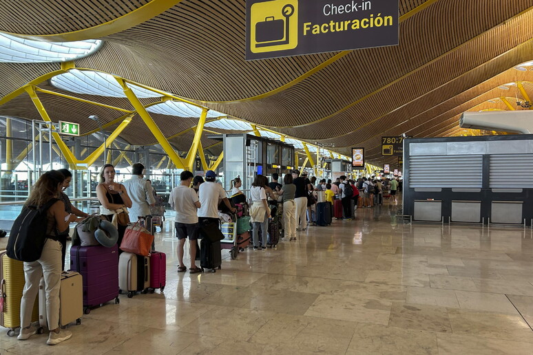 Fila na Aeroporto de Barajas, em Madri, em meio a pane cibernética © ANSA/EPA