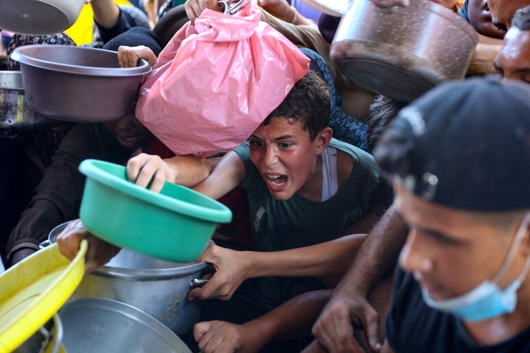 Distribuição de comida para palestinos na Faixa de Gaza, em 18 de julho © ANSA/AFP