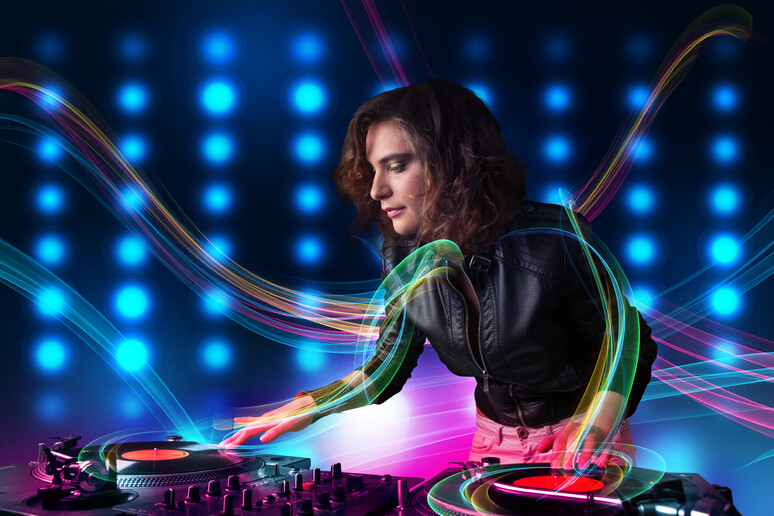 Una giovane dj foto iStock. - RIPRODUZIONE RISERVATA