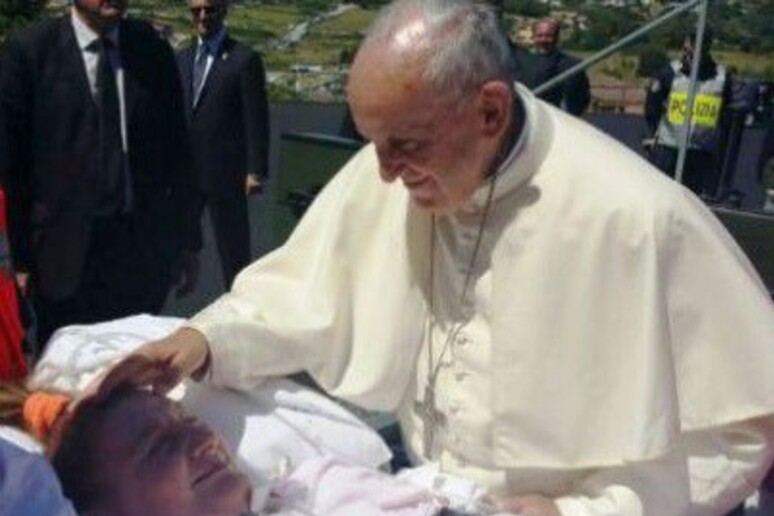 El papa Franciaco brindando la unción de los enfermos (ANSA) - TODOS LOS DERECHOS RESERVADOS