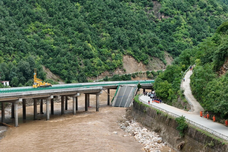 Parte de ponte foi derrubada por dilúvio na China © ANSA/EPA