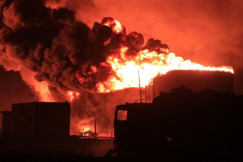 Porto de Hodeida, no Iêmen, em chamas após ataque israelense © ANSA/AFP