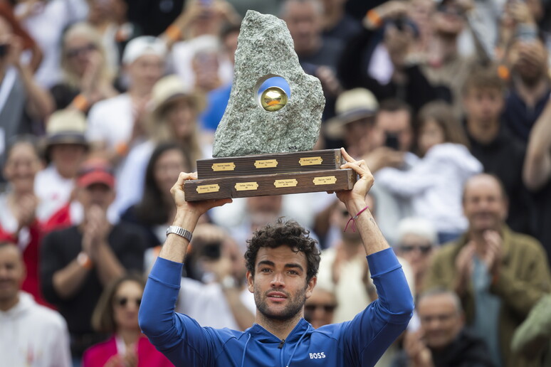 Matteo Berrettini celebra título em Gstaad - TODOS OS DIREITOS RESERVADOS