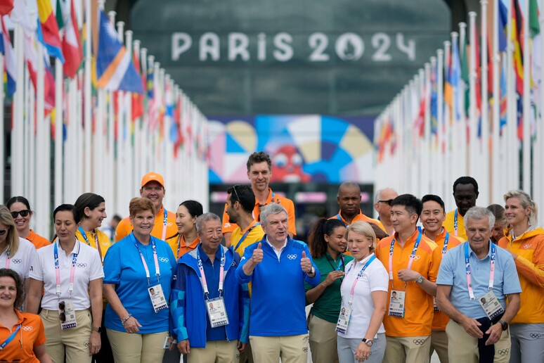 Il presidente del Cio Bach visita il villaggio olimpico © ANSA/AFP