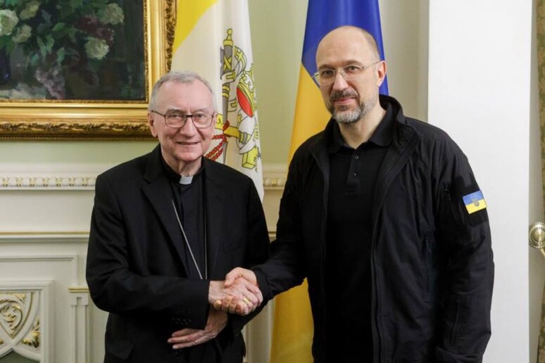 El cardenal Pietro Parolin en Kiev, junto al premier Denys Shmyhal. - TODOS LOS DERECHOS RESERVADOS