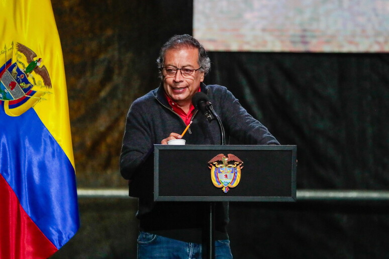 Gustavo Petro durante discurso em Bogotá © ANSA/EPA