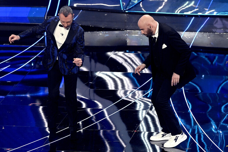 John Travolta en el escenario de San Remo, publicidad encubierta en las zapatillas - TODOS LOS DERECHOS RESERVADOS
