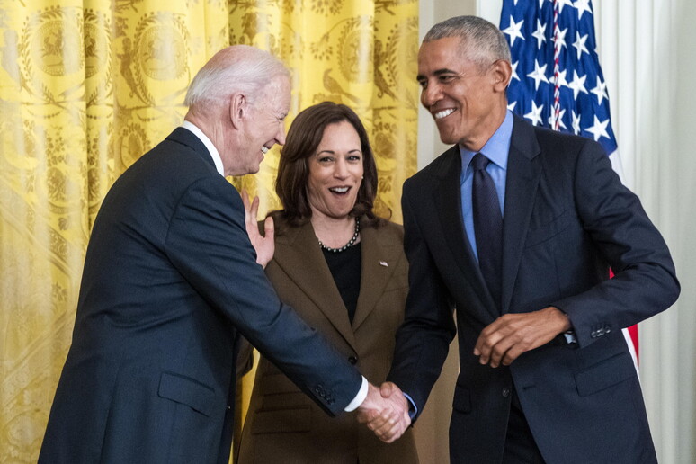 Kamala Harris entre Joe Biden e Barack Obama na Casa Branca © ANSA/EPA