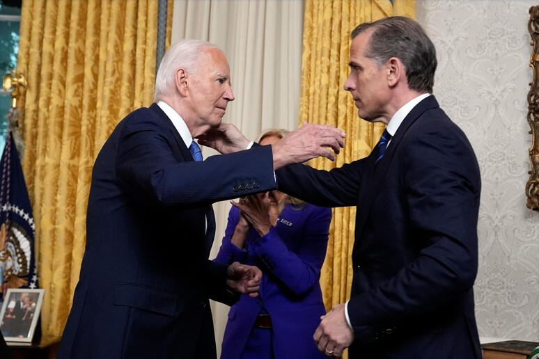 Biden e seu filho durante encontro na Casa Branca © ANSA/AFP