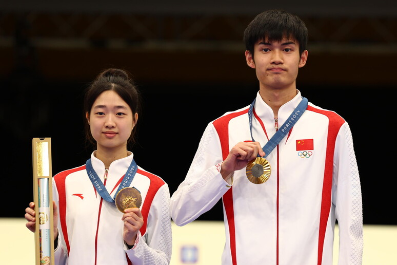 Lihao Sheng e Yuting Huang venceu a disputa na carabina de ar 10 metros entre equipes mistas - TODOS OS DIREITOS RESERVADOS