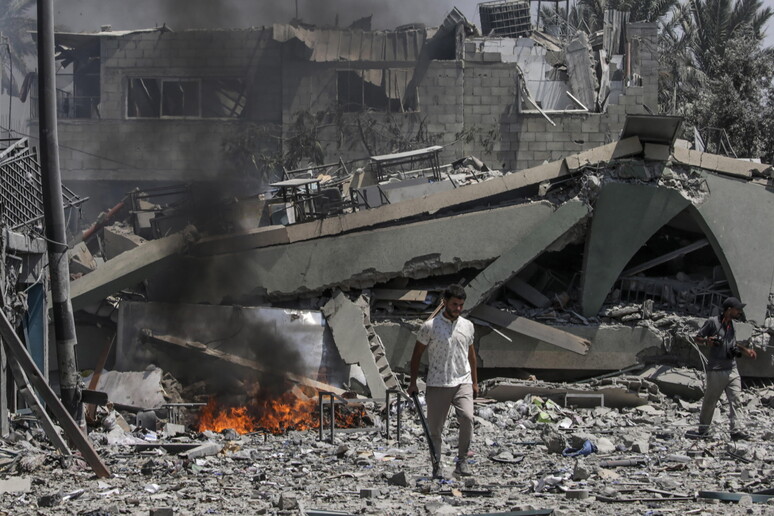 Ataque israelense deixou pelo menos 30 mortos em Deir al-Balah © ANSA/EPA