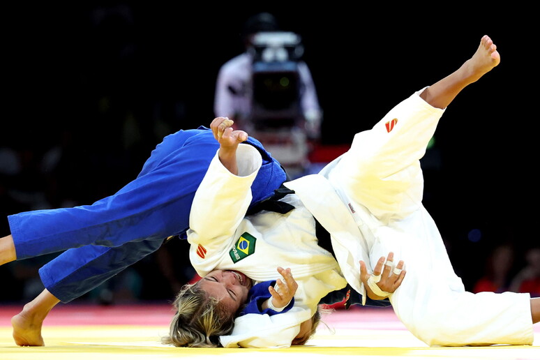 Odette Giuffrida (de azul) perdeu bronze para Larissa Pimenta (de branco) © ANSA/EPA