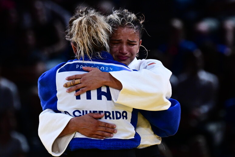 Giuffrida deu um abraço em Larissa após perder a decisão do bronze - TODOS OS DIREITOS RESERVADOS