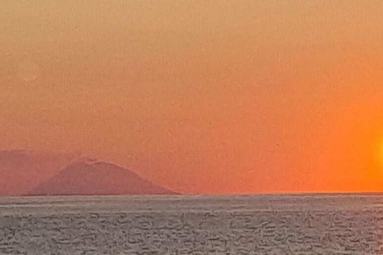 Atardecer en el mar Jónico. Descubren volcanes en su lecho - TODOS LOS DERECHOS RESERVADOS