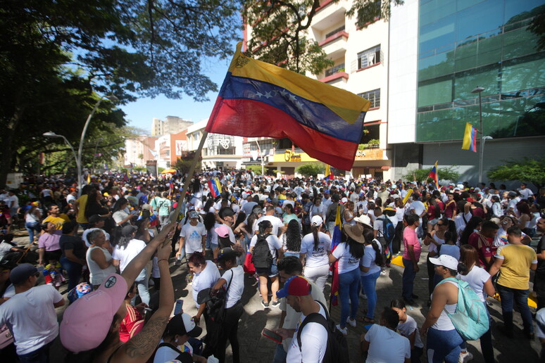 Dissidentes venezuelanos protestam em Cali, na Colômbia - TODOS OS DIREITOS RESERVADOS