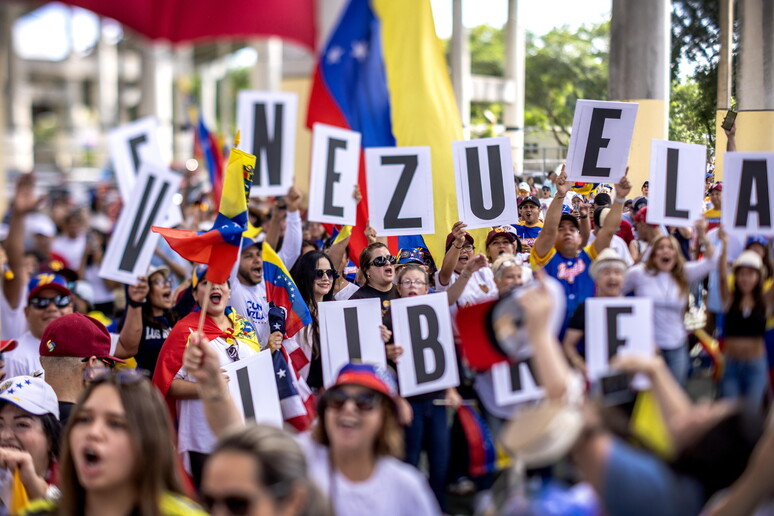 Manifestação em Miami pede eleições livres e justas na Venezuela © ANSA/EPA