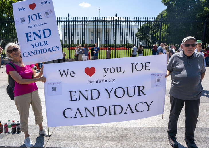 Manifestantes diante da Casa Branca pedem desistência de Biden © ANSA/EPA