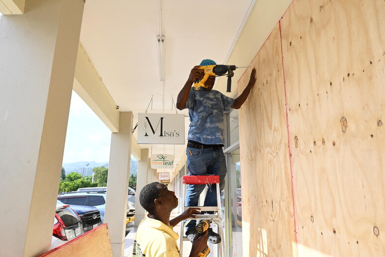População jamaicana está se preparando para a passagem do furacão © ANSA/EPA