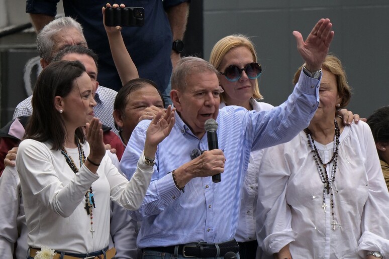 Edmundo González Urrutia ao lado de María Corina Machado durante protesto em Caracas © ANSA/AFP