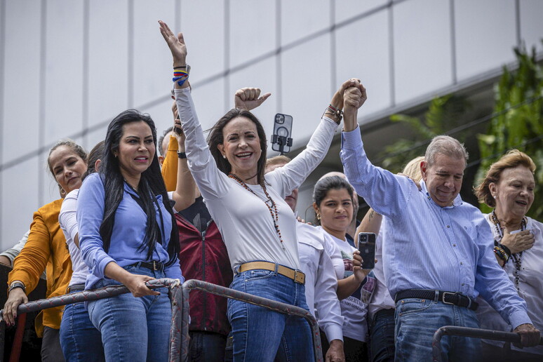 María Corina Machado levanta o braço do opositor Edmundo González Urrutia © ANSA/EPA