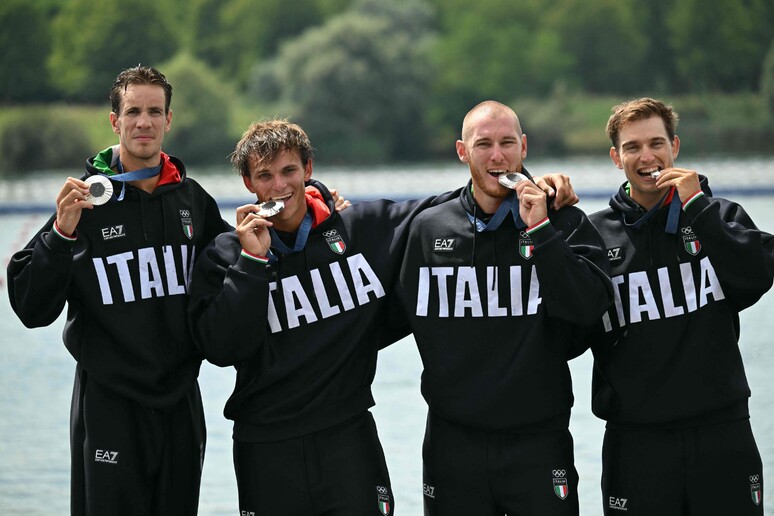 Quarteto italiano celebra prata nos Jogos Olímpicos de Paris © ANSA/AFP