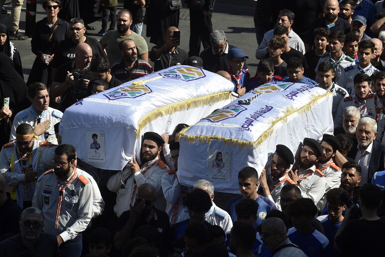 Funeral de crianças mortas em ataque de Israel em Beirute © ANSA/EPA